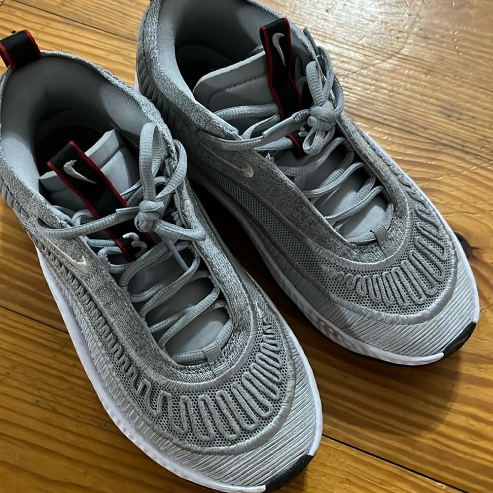 Nike Cosmic 3 In great condition Men’s size 7.5 or women’s 9